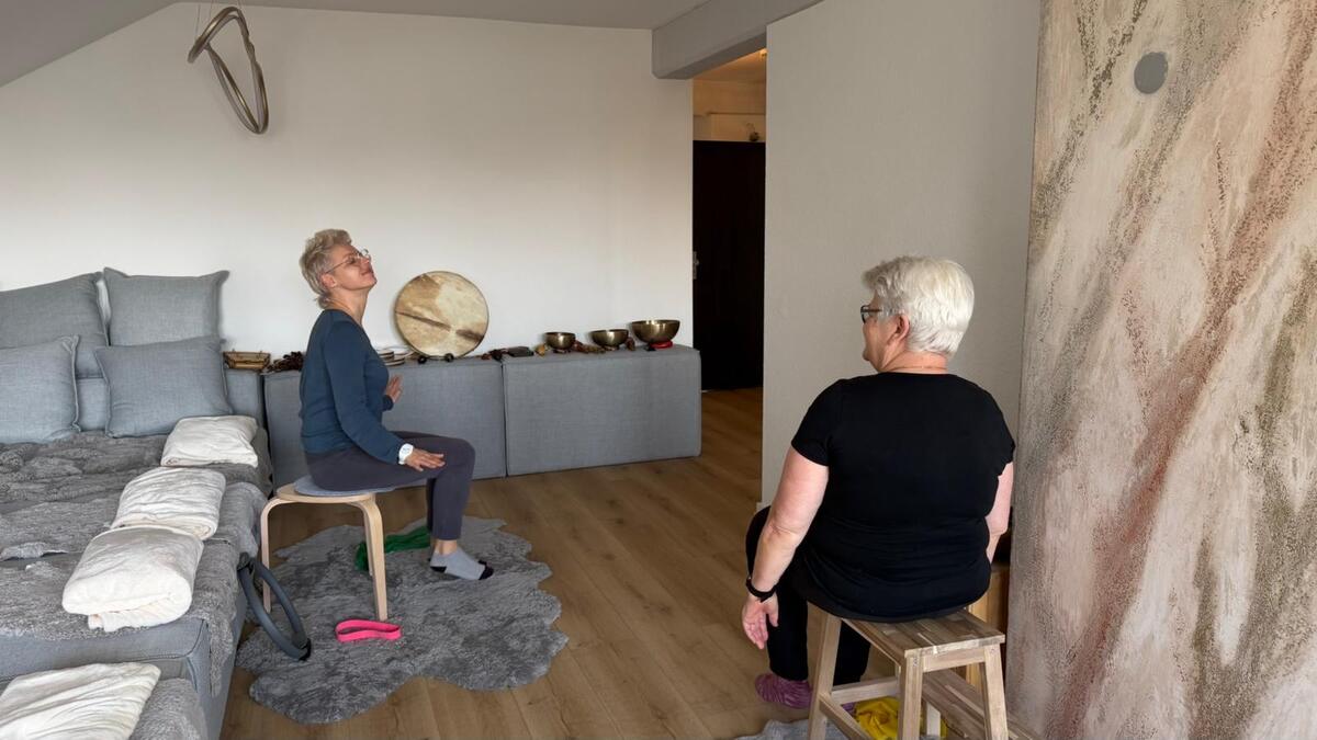 Eine Stunde Stuhl Yoga, gesehen von der Tür aus, davor die Klangschalen auf der Bank